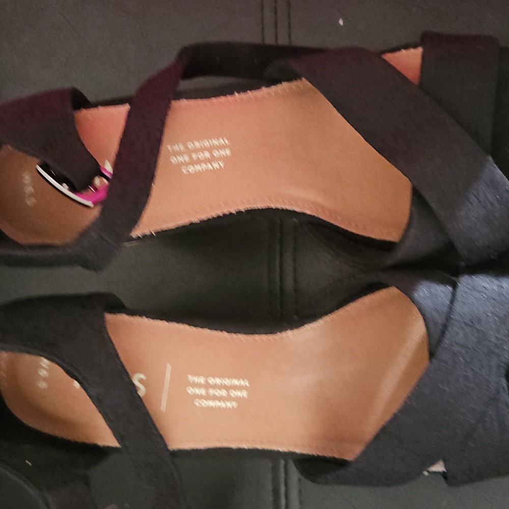 TOMS Women’s Strappy Wedge Canvas Sandals Black 6.5